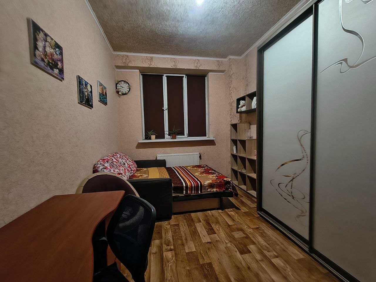 4276023392